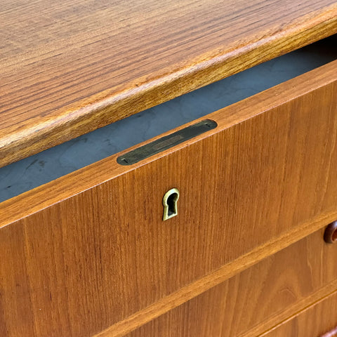 Chest of drawers in teak