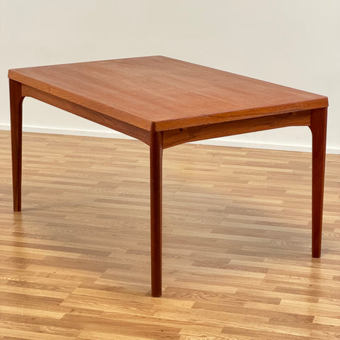 Dining table in teak, Henning Kjaernulf