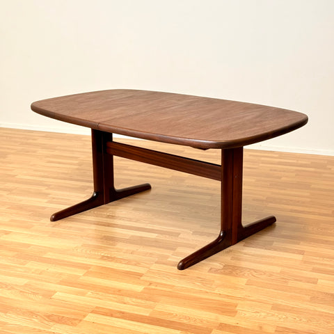 Danish oval dining table in mahogany by Skovby Møbelfabrik