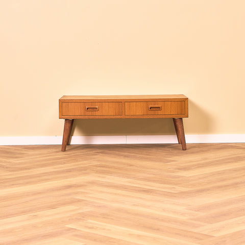 Svenskt sidobord i teak och bok