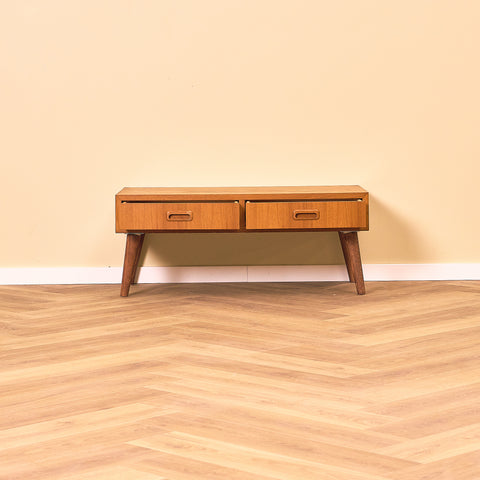 Svenskt sidobord i teak och bok