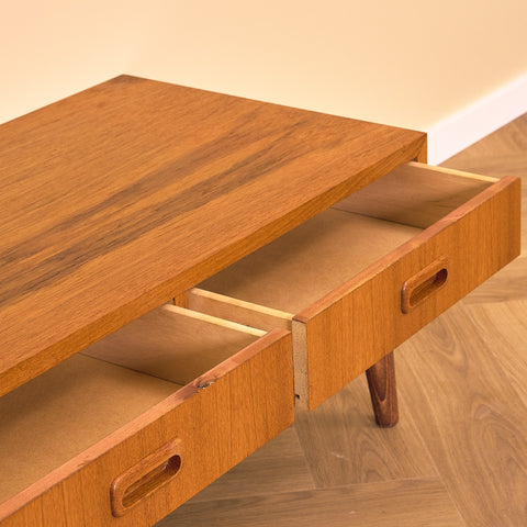 Svenskt sidobord i teak och bok