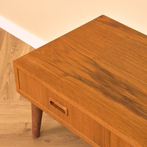 Svenskt sidobord i teak och bok