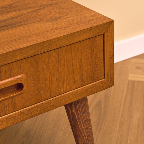 Svenskt sidobord i teak och bok