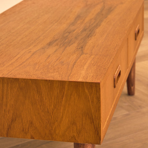 Svenskt sidobord i teak och bok