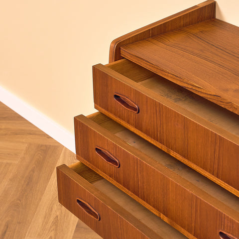 Danish chest of drawers in teak