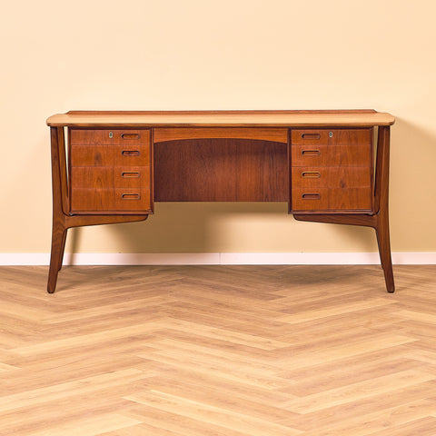 Danskt skrivbord i teak av Svend Åge Madsen för H.P. Hansen