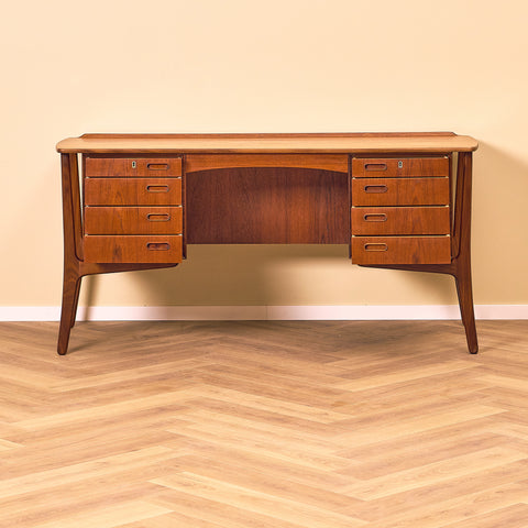 Danskt skrivbord i teak av Svend Åge Madsen för H.P. Hansen
