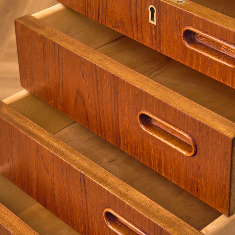 Danskt skrivbord i teak av Svend Åge Madsen för H.P. Hansen