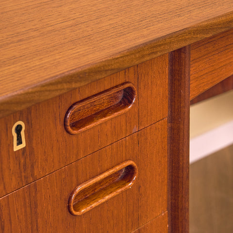 Danskt skrivbord i teak av Svend Åge Madsen för H.P. Hansen