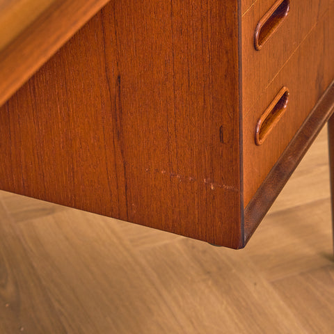 Danskt skrivbord i teak av Svend Åge Madsen för H.P. Hansen