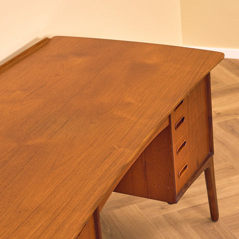 Danskt skrivbord i teak av Svend Åge Madsen för H.P. Hansen