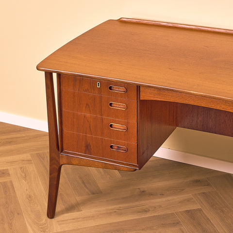 Danskt skrivbord i teak av Svend Åge Madsen för H.P. Hansen