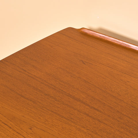 Danskt skrivbord i teak av Svend Åge Madsen för H.P. Hansen