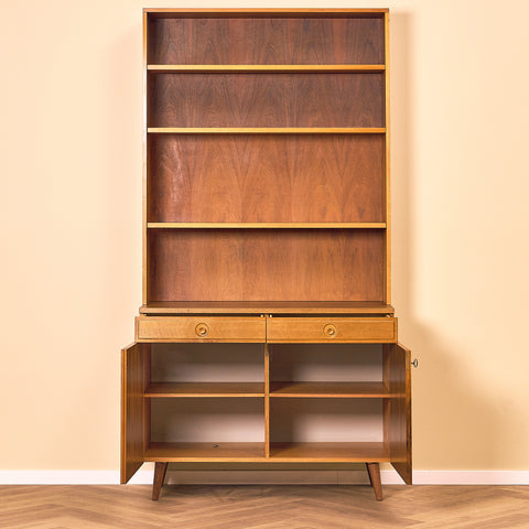 Svensk bokhylla i valnöt av Bertil Fridhagen för Bodafors