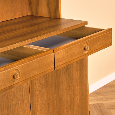 Svensk bokhylla i valnöt av Bertil Fridhagen för Bodafors