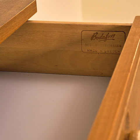 Svensk bokhylla i valnöt av Bertil Fridhagen för Bodafors