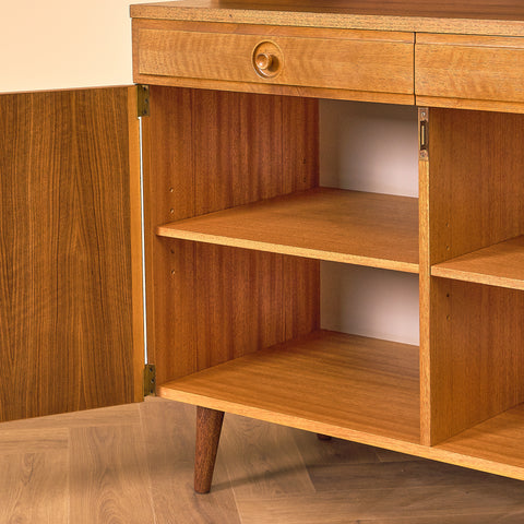 Svensk bokhylla i valnöt av Bertil Fridhagen för Bodafors