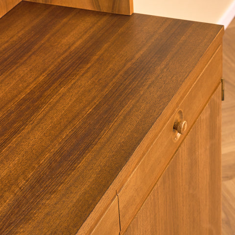 Svensk bokhylla i valnöt av Bertil Fridhagen för Bodafors