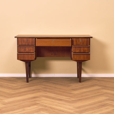 Danskt skrivbord i teak