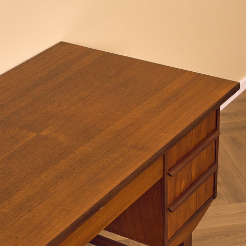 Danskt skrivbord i teak