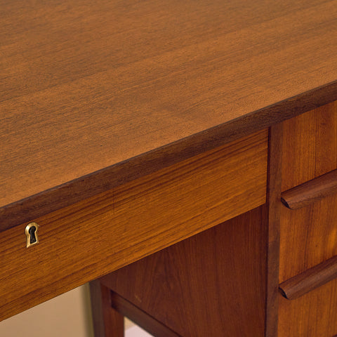 Danskt skrivbord i teak