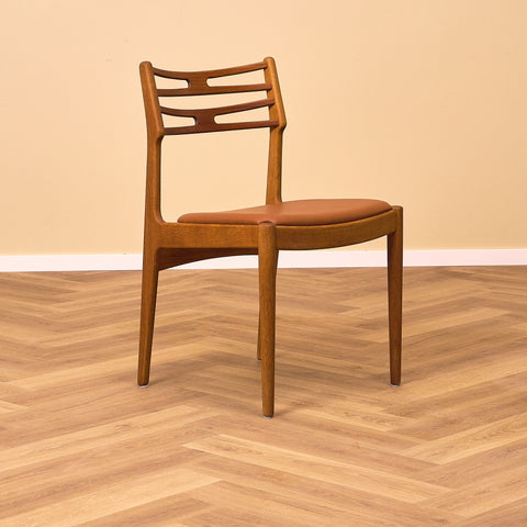 Danska matstolar i teak och ek av Johannes Andersen för UIdum Møbelfabrik