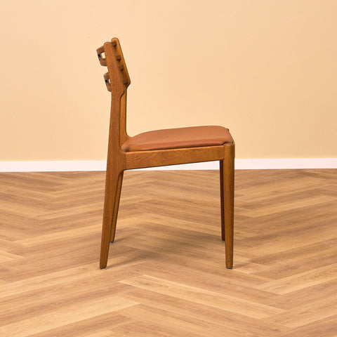 Danska matstolar i teak och ek av Johannes Andersen för UIdum Møbelfabrik