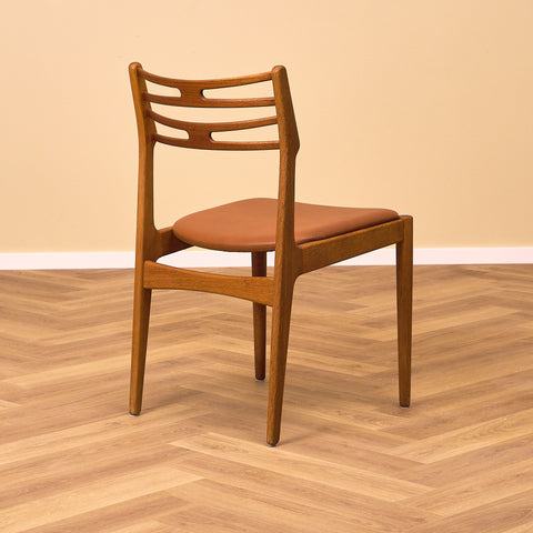 Danska matstolar i teak och ek av Johannes Andersen för UIdum Møbelfabrik