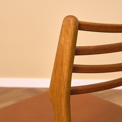 Danska matstolar i teak och ek av Johannes Andersen för UIdum Møbelfabrik