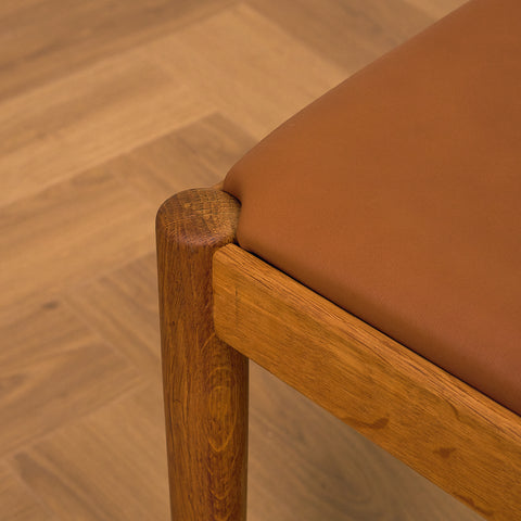 Danska matstolar i teak och ek av Johannes Andersen för UIdum Møbelfabrik