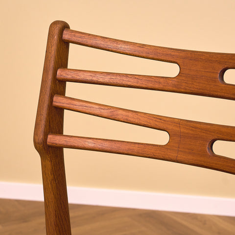 Danska matstolar i teak och ek av Johannes Andersen för UIdum Møbelfabrik