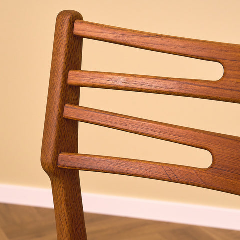 Danska matstolar i teak och ek av Johannes Andersen för UIdum Møbelfabrik