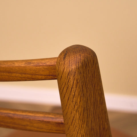 Danska matstolar i teak och ek av Johannes Andersen för UIdum Møbelfabrik