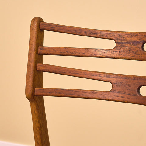 Danska matstolar i teak och ek av Johannes Andersen för UIdum Møbelfabrik