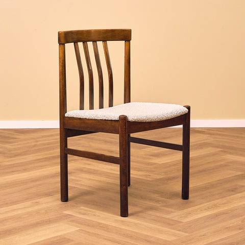 Svenska matstolar i betsad bok