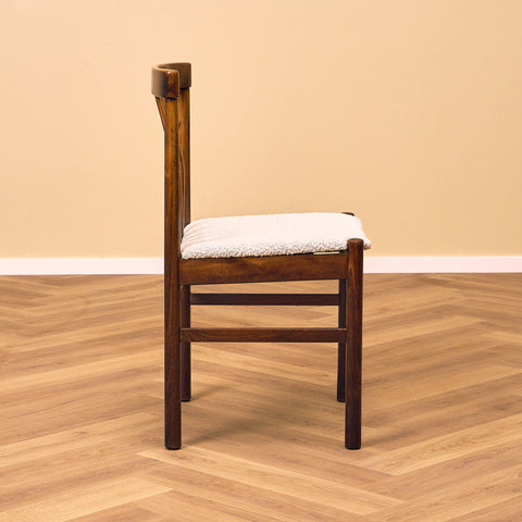 Svenska matstolar i betsad bok