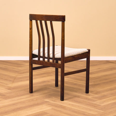 Svenska matstolar i betsad bok