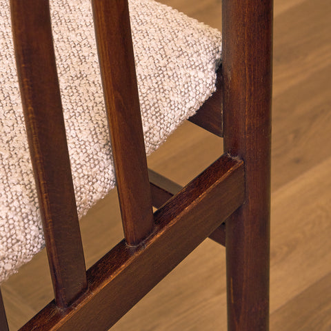 Svenska matstolar i betsad bok