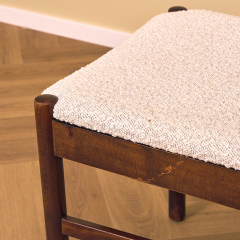 Svenska matstolar i betsad bok