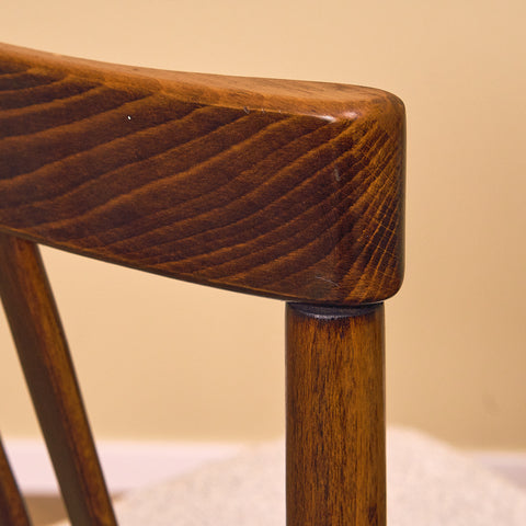 Svenska matstolar i betsad bok