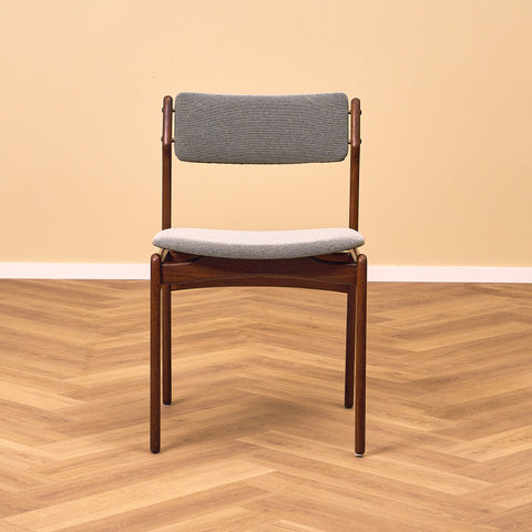 Danska matstolar i massiv valnöt av Erik Buch