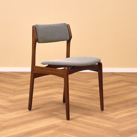 Danska matstolar i massiv valnöt av Erik Buch