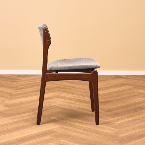 Danska matstolar i massiv valnöt av Erik Buch