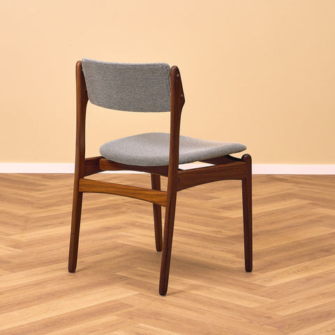 Danska matstolar i massiv valnöt av Erik Buch