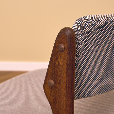 Danska matstolar i massiv valnöt av Erik Buch