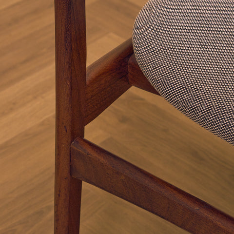 Danska matstolar i massiv valnöt av Erik Buch