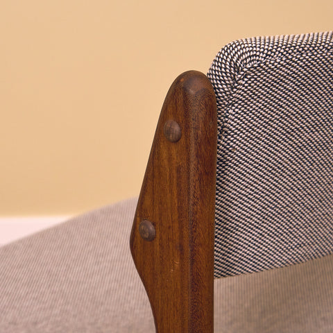 Danska matstolar i massiv valnöt av Erik Buch