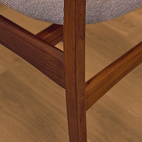 Danska matstolar i massiv valnöt av Erik Buch