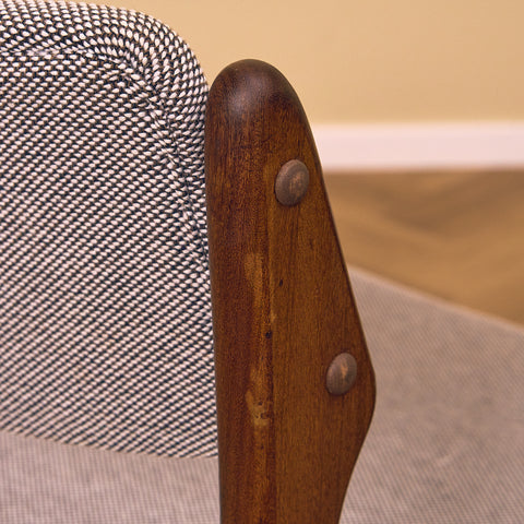 Danska matstolar i massiv valnöt av Erik Buch